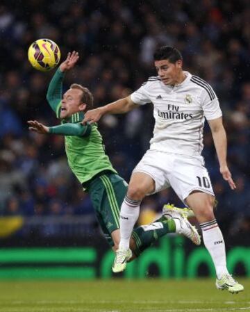 Peleando un balón con Krohn-Dehli.