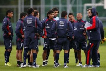 Arturo Vidal, Matías Fernández, Claudio Bravo, Alexis Sánchez y Humberto Suazo con Marcelo Bielsa.