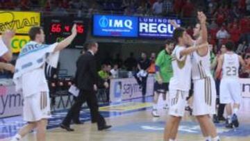 <b>ACLAMADO. </b>Velickovic recibe la felicitación del canterano Jorge Sanz y del resto del banquillo justo al final del encuentro. En el fondo, Llull saluda a Prigioni.