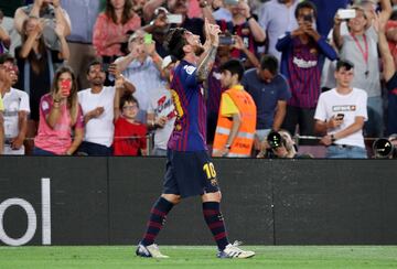 Leo Messi anota el gol 1-0 en un lanzamiento de falta, un gol que se convierte en el gol 6000 del Barcelona 