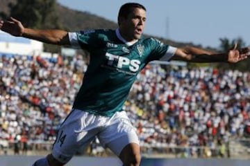 Matías Donoso jugó por los dos clásicos rivales de la quinta región. Estuvo en Santiago Wanderers en el año 2013, y un año después lo hizo por Everton. 