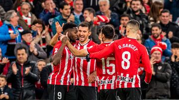 BILBAO, 02/12/2023.- El delantero del Athletic Club de Bilbao Iñaki Williams (i) celebra el segundo gol del equipo, marcado gracias a un centro suyo, durante el partido de Liga en Primera División ante el Rayo Vallecano que disputan este sábado en el estadio de San Mamés, en Bilbao.. EFE/Javier Zorrilla