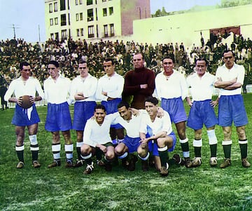 Una vez conquistada la primera Liga de su historia, el objetivo de la entidad madridista era repetir éxito. Para ello, decidió fortalecer la plantilla, pero también empezó su revolución en el banquillo. El inglés Robert Firth fue elegido para suplir a Lippo Hertzka: la directiva consideraba que el húngaro no tenía fuerza con los jugadores, se le consideraba poco trabajador. Para más inri, una eliminación copera ante el Deportivo de La Coruña, entonces en Segunda División, sentó muy mal para gran parte de la afición. 

Míster Firth aterrizó en el Madrid en el verano de 1932, procedente del Racing de Santander. Su cometido era difícil, pues su predecesor le había dejado una Liga como listón y todo lo que no fuese igualar aquel éxito podía considerarse una decepción. Desde la salida de Hertzka en el mes de agosto, hasta la llegada de Firth en septiembre, Santiago Bernabéu ejerció de entrenador interino del equipo. Mr. Firth sólo entrenó al Madrid durante una temporada, pese a que finalmente lograría revalidar el título de Liga, cumpliendo el principal objetivo de la temporada. Le sustituiría en el cargo Francisco Bru.

La llegada del británico no supuso ningún cambio de importancia en la filosofía de juego del Madrid. Ni siquiera cambiaron demasiado las piezas. La defensa se mantuvo inalterable y rindió al mismo nivel del año anterior. En la delantera, Eugenio sacó a Lazcano del once titular y rindió a un nivel excelente. La línea que más varió fue la del centro del campo. Pedro Regueiro, hermano de Luis, Valle y Gurruchaga formaron un nuevo trío en el centro del campo. Los tres eran jugadores de corte ofensivo y eso se notó en el estilo de juego del equipo. Leoncito jugó menos, pero era la solución para determinados partidos o situaciones. En la segunda vuelta, Samitier fue casi fijo en la delantera desde su llegada. Precisamente, una de las grandes noticias de la temporada fue la salida de Samitier del Barcelona, tras catorce años liderando al equipo azulgrana. La directiva culé decidió darle la baja junto a otros compañeros de la plantilla y El Mago, como era conocido, fichó por el Madrid en enero de 1933: jugaría la segunda mitad de la temporada y la siguiente al completo. En ese año y medio, disputaría 22 partidos con 12 goles anotados.

El Madrid ya había logrado su primer título y el objetivo era repetir el éxito. La temporada comenzó con una inesperada derrota en Sarriá frente al Español (terminó la primera vuelta como líder del torneo), pero poco a poco los blancos fueron corrigiendo su temporada basándose de nuevo en el muro defensivo Zamora (jugó todos los partidos ligueros y volvió a ser el meta menos goleado con 17)-Ciriaco-Quincoces, que cada vez estaba más perfeccionada y los registros de Olivares respondían a las expectativas (anotó 15 goles en 14 encuentros). Era la confirmación de un equipo ganador, que inscribió, por segunda vez, el nombre del club en una competición de la que terminaría siendo el absoluto dominador.
