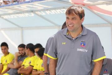 El entrenador de Colo Colo, Jose Luis Sierra toma su lugar antes del partido de primera division contra Deportes Iquique disputado en el estadio Tierra de Campeones en Iquique, Chile.