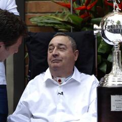 "El Profe" y la Copa: Conmebol le entrega trofeo de Libertadores