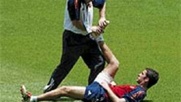 <b>SIEMPRE FORZANDO</b>. Pedro Chueca acompaña a Raúl en todo momento. El delantero no para de forzar la máquina. En la imagen de la izquierda, Chueca trataba a Raúl en Corea. El delantero no pudo jugar ante la Selección anfitriona. Al centro, Raúl comprueba su estado para intentar estar a punto ante el Betis y a la derecha, realiza ejercicios de recuperación en las playas de Valencia para jugar ante Irlanda.