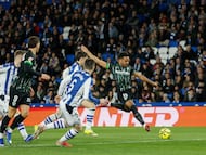 SAN SEBASTIÁN, 07/02/2026.- El centrocampista congoleño del Elche Grady Diangana (d) intenta un lanzamiento durante el partido de LaLiga entre la Real Sociedad y el Elche, este sábado en el estadio de Anoeta. EFE/ Javier Etxezarreta