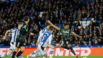 SAN SEBASTIÁN, 07/02/2026.- El centrocampista congoleño del Elche Grady Diangana (d) intenta un lanzamiento durante el partido de LaLiga entre la Real Sociedad y el Elche, este sábado en el estadio de Anoeta. EFE/ Javier Etxezarreta