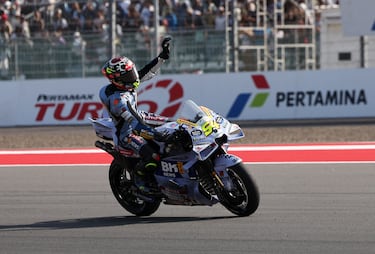 Aldeguer celebra su triunfo en el circuito de Mandalika.