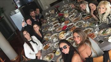 Neymar celebra su vuelta a Barcelona con amigas y amigos