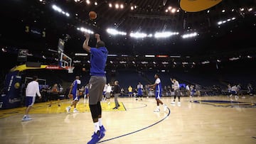 OAKLAND, CA - MAY 31: Kevin Durant #35 of the Golden State Warriors warms up during practice for the 2017 NBA Finals at ORACLE Arena on May 31, 2017 in Oakland, California. NOTE TO USER: User expressly acknowledges and agrees that, by downloading and or using this photograph, User is consenting to the terms and conditions of the Getty Images License Agreement.   Ezra Shaw/Getty Images/AFP
 == FOR NEWSPAPERS, INTERNET, TELCOS &amp; TELEVISION USE ONLY ==