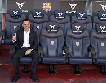 Xavi Hern¨¢ndez posa en el banquillo del Camp Nou.