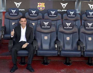 Xavi Hernández posa en el banquillo del Camp Nou. 