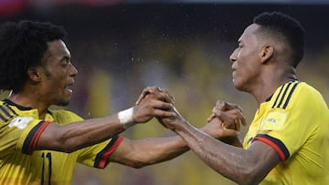 Yerry Mina celebra con Cuadrado.