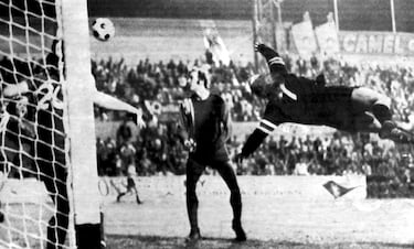 Las Palmas vivió su época dorada en la década de los 60 y 70 con una filosofía con tintes paralelos al famoso tiki taka que conocemos hoy en día. Un estilo de juego forjado en Segunda División y que colocó a los canarios en lo más alto del fútbol español con un subcampeonato de Liga que sirvió para disputar la Copa de Ferias, renombrada Copa de la UEFA. El estreno en el viejo continente de los hombres de Luis Molowny, conocido como el entrenador cortafuegos del Real Madrid, no fue el esperado con una derrota en la primera ronda (0-1) ante el Hertha de Berlín. Años más tarde, el club canario sufrió un duro revés con la muerte de dos de sus estrellas, Juanito Guedes y Tonono a los 28 y 32 años respectivamente, siendo jugadores en activo del club. El club no pasó su mejor momento, pero supo reponerse de la mano de Sinibaldi a los mandos. Esta metamorfosis permitió que Las Palmas volviese a competir en Europa tras tres temporadas sin obtener la clasificación. Los insulares superaron en dieciseisavos de final al Slovan de Bratislava, pero el Twente acabó con el sueño europeo de los insulares en la siguiente ronda.