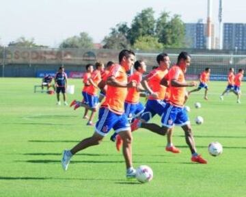 El plantel de la U durante el entrenamiento del lunes en el CDA.