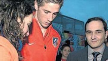 <b>EN 2004. </b>Torres firma autógrafos junto a Ferreiro, presidente de su peña, a su llegada a Ourense.