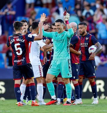 Andrés Fernández cuenta sus partidos de esta temporada por cerrojos en su portería. Ante el Elche sacó su estrella a relucir con tres intervenciones, dos de ellas de mérito: una salida con el pie y una parada asombrosa en un remate de Fidel desde dentro del área pequeña.