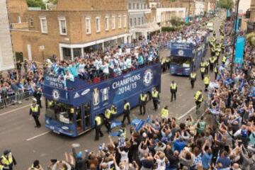 Chelsea football club players take part in an open-top bus parade through Fulham, south-west London on May 25, 2015 to celebrate winning the Premier League title and the Capital One cup. AFP PHOTO / LEON NEAL