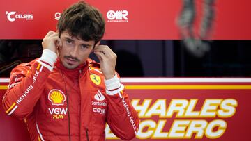 Leclerc, en el box de Ferrari en Suzuka.