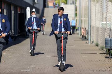 Los jugadores y cuerpo técnico se mueven en patinete durante su concentración para la Eurocopa por la Ciudad de Fútbol de una manera tan divertida y respetuosa para el medio ambiente como es el patinete eléctrico