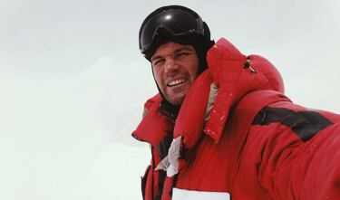 El búlgaro Atanas Skatov desapareció en el K2 mientras intentaba descender después de su intento fallido de hacer cima invernal. Tenía 42 años y sus logros en la montaña, entre los que estaban hollar diez ochomiles y las cumbres más altas de cada continente, tuvieron mayor repercusión al lograrlo predicando la dieta vegana, además de ser un defensor de las causas medioambientales, lo que le valió varios reconocimientos en su país. 