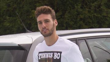 Sergi Gómez camina por las instalaciones deportivas del Celta en A Madroa.