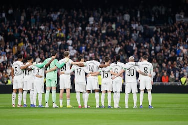 Los jugadores del Real Madrid guardan un minuto de silencio antes del inicio encuentro en honor a Brad Branson. El exjugador estadounidense falleció a los 67 años. Fue ganador de una Copa Korac con el Real Madrid y la primera gran estrella del Valencia Basket.