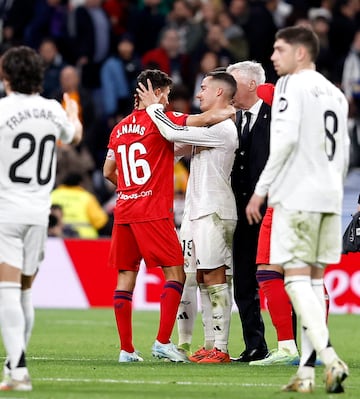 Lucas Vázquez abraza a Jesús Navas al finalizar el encuentro. 