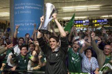 Carlos Suárez alzando el trofeo junto a los aficionados que les esperaron en el aeropuerto.