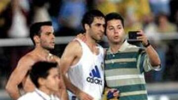TUVO TIEMPO PARA TODOS. Raúl hace feliz a los madridistas. Ayer marcó el gol de la victoria, tras un partido muy tenso, y aún tuvo tiempo al final para fotografiarse con la chavalería. Un gesto que le honró.