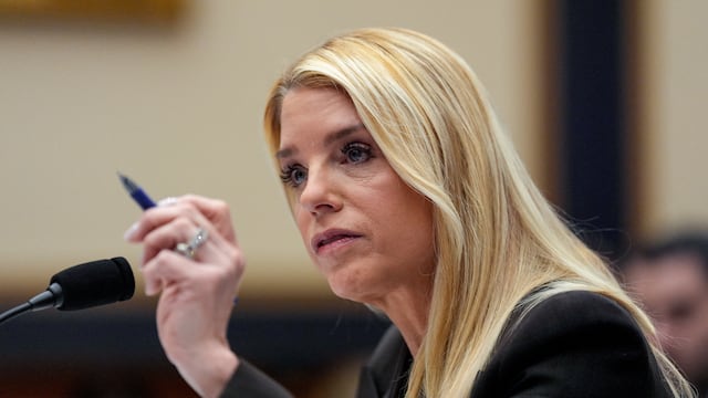 At a tense House hearing on the Epstein files, experts say the attorney general’s gestures and tone signaled strategy, not spontaneity.