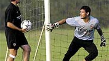 <b>BONITO DUELO.</b> El Valencia se ayer entrenó en Liverpool. Palop será titular en Anfield.