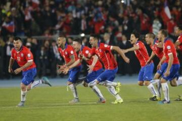 El 4 de julio de 2015 quedará marcado a fuego para el fútbol chileno. Luego de 120 minutos de lucha, la final se decidió por los lanzamientos penales. Alexis Sánchez marcó el definitivo para el título de la Roja. En Chile ninguno falló su disparo y Bravo atajó otro. 