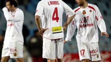 <b>BAJONAZO. </b>Ayoze y Ramis, abatidos tras marcar el Getafe uno de sus tres goles.