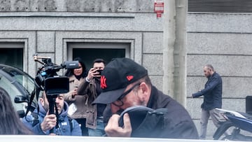 El exasesor del exministro Jos¨¦ Luis ?balos, Koldo Garc¨ªa, a su salida de la Audiencia Nacional, a 22 de febrero de 2024, en Madrid (Espa?a). El exasesor del exministro Jos¨¦ Luis ?balos, Koldo Garc¨ªa, se ha acogido a su derecho a no declarar ante el juez de la Audiencia Nacional, en el marco de la investigaci¨®n sobre las presuntas mordidas en la compra de mascarillas. La investigaci¨®n, dirigida por la Audiencia Nacional y en la que participan Fiscal¨ªa Anticorrupci¨®n y la Unidad Central Operativa (UCO) de la Guardia Civil, ha llevado desde el pasado 20 de febrero a la detenci¨®n de 14 personas, dentro de unas diligencias de investigaci¨®n por los delitos de organizaci¨®n criminal, tr¨¢fico de influencias y cohecho que afectan a 20 personas.
22 FEBRERO 2024;KOLDO;CORRUPCI?N
Ricardo Rubio / Europa Press
22/02/2024
