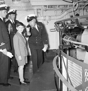 El Príncipe de Gales visita el HMS Eagle, portaaviones de la Royal Navy, en Weymouth, en 1959.