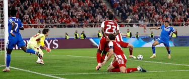 2-4. Partidazo de Vincius, que se va en carrera de Panagiotis Retsos, se mete en el área y asiste al delnatero francés para que empuje el balón al fondo de la portería de Kostas Tzolakis.