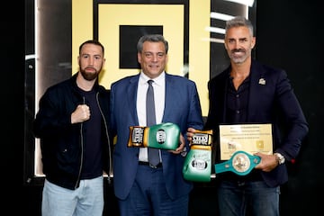 Sandor Martín, Mauricio Sulaimán y Fernando Sánchez con la placa del CMB.