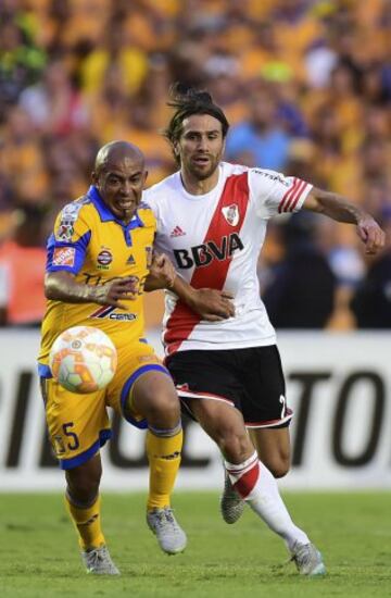 Egidio Arevalo Rios (L) of Mexico's Tigres vies for the ball with Leonardo Poncio (R) of Argentina's River Plate, during their Libertadores Cup first leg final, at the Universitario Stadium, in Monterrey, Nuevo Leon State, Mexico, on July 29, 2015. AFP PHOTO/RONALDO SCHEMIDT