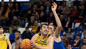 El jugador georgiano de Iberostar Tenerife, Gio Shermadini, con el bal&oacute;n ante la defensa del pivot serbio del Mornar Bar, Uros Lukovic, durante el partido de la Liga de Campeones disputado esta noche en el Pabell&oacute;n de Deportes Santiago Mart&iacute;n