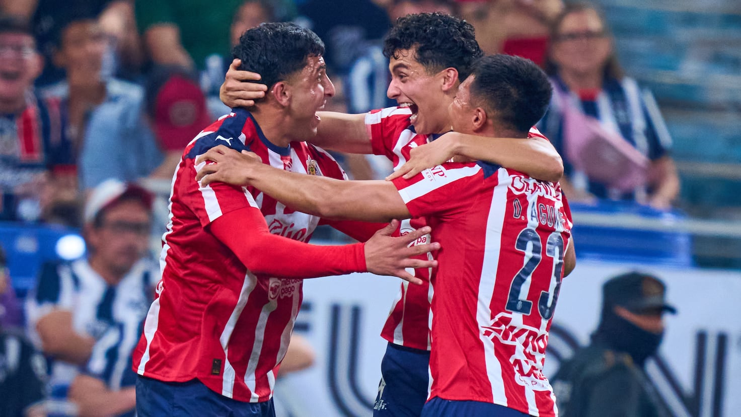 Jugadores de Chivas celebrando un gol