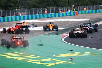 Los coches de Sergio Pérez, Charles Leclerc, Lando Norris, Lance Stroll y Valtteri Bottas tuvieron que decir adiós a la carrera tras la primera curva en Hungría.