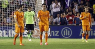 1-1. Los jugadores del Real Madrid desolados tras el gol Osorio.