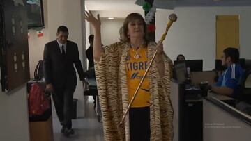 Vídeo: Conductora mete ataúd a noticiero para celebrar el triunfo de Tigres sobre Monterrey