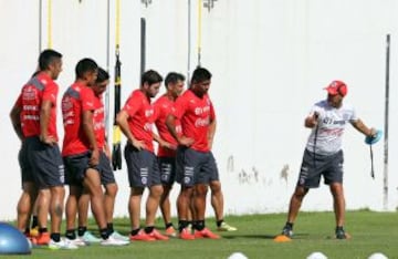 Dessio le entrega a instrucciones a los jugadores durante el entrenamiento de cara al duelo ante EE.UU.