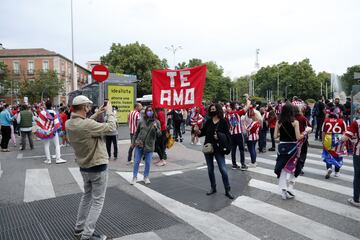 Algunos aficionados del Atltico de Madrid se acercaron a la fuente madrile?a de Neptuno para celebrar el ttulo de Liga conseguido.