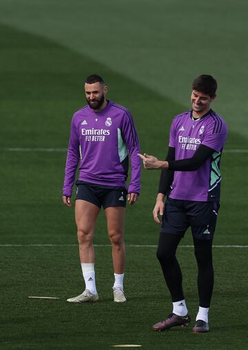 Benzema bromea con Courtois durante el último entrenamiento del Real Madrid.