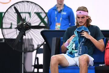 El griego pensativo tras perder el primer set ante Rafa Nadal.