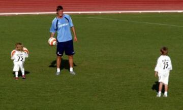 Beckham jugando con sus hijos en un entrenamiento del Real Madrid.